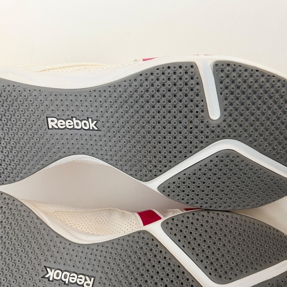 !! - Reebok Sneakers Size 8 in like New Condition - Picture 9 of 10